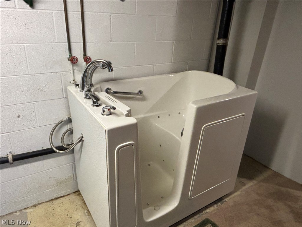 2421 Burbank Road Wooster, OH 44691 - Photo 18 of 23 Bath tub