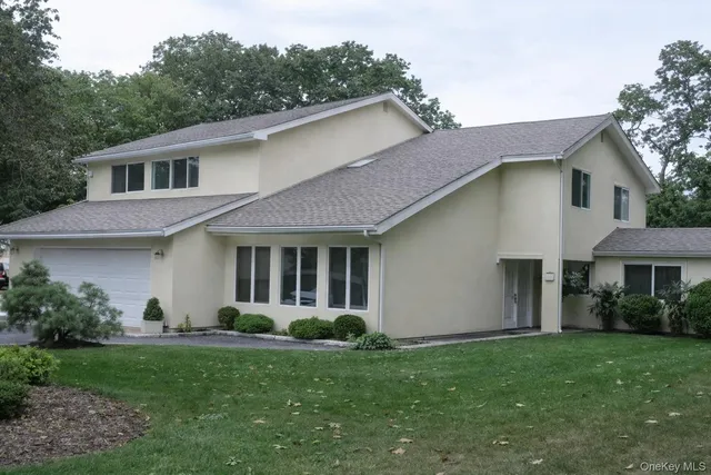 a view of a house with backyard and garden