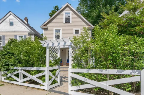 $6,000 | 96 School Street, Oyster Bay, NY 11771