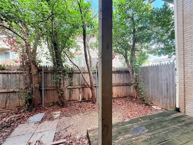 a view of a backyard