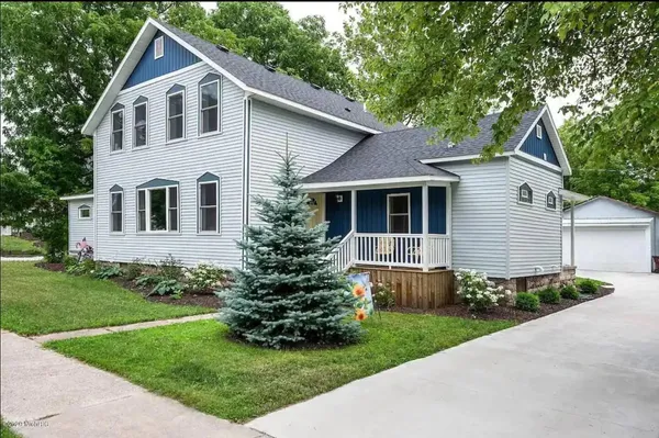 $830,000 | 624 Erie Street, South Haven, MI 49090