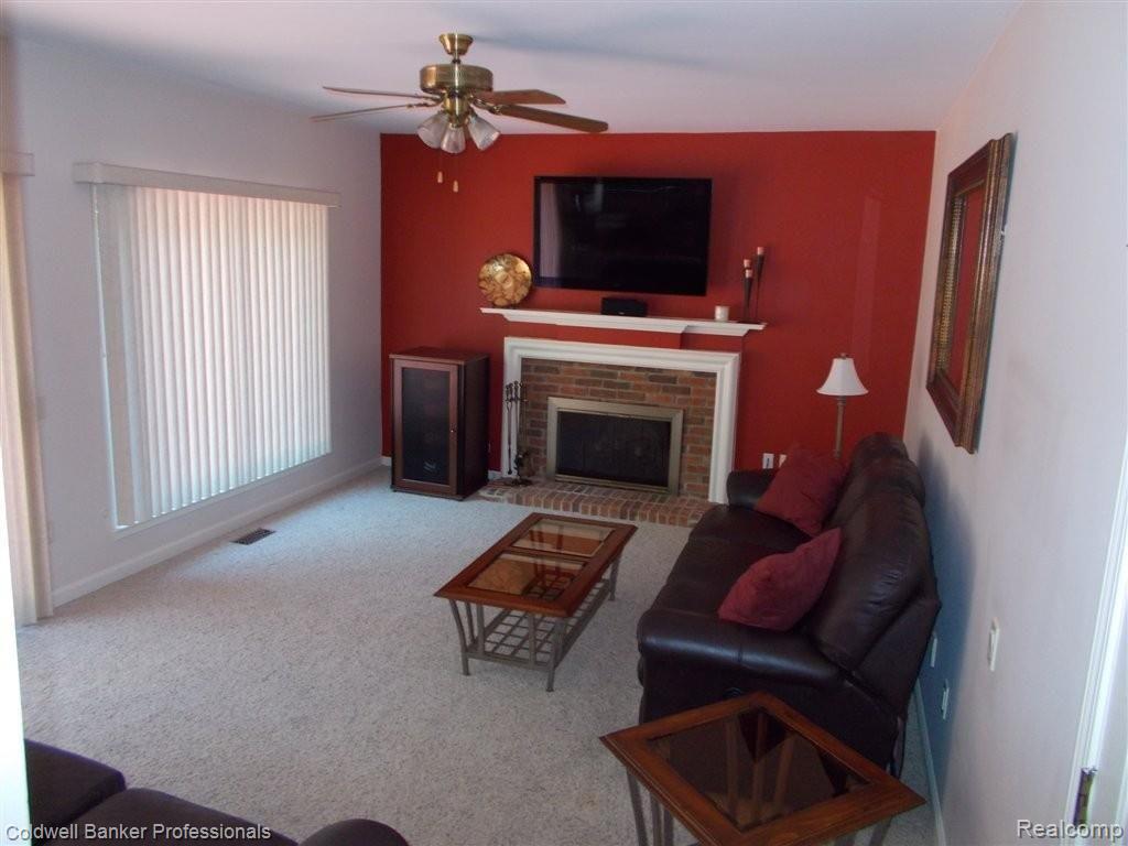 527 Bolinger Street Rochester, MI 48307 - Photo 8 of 22 Spacious Family Rm