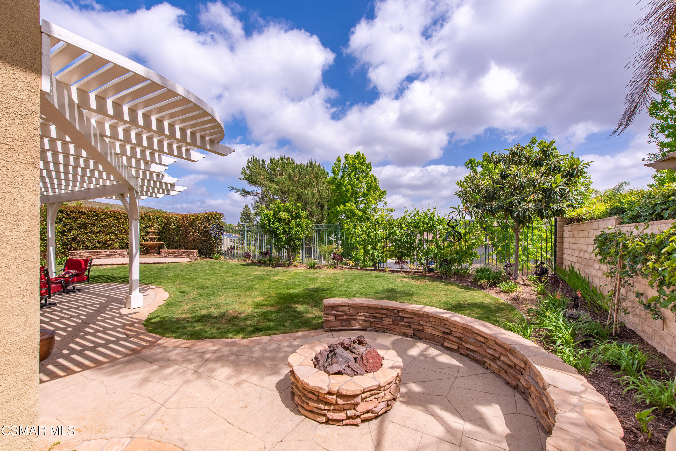 128 Laurel Ridge Drive Simi Valley, CA 93065 - Photo 57 of 66 a backyard of a house with table and chairs