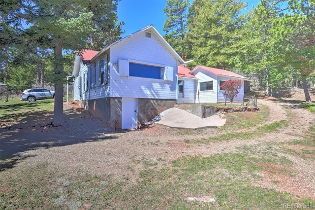 a view of a yard with a house and a tree