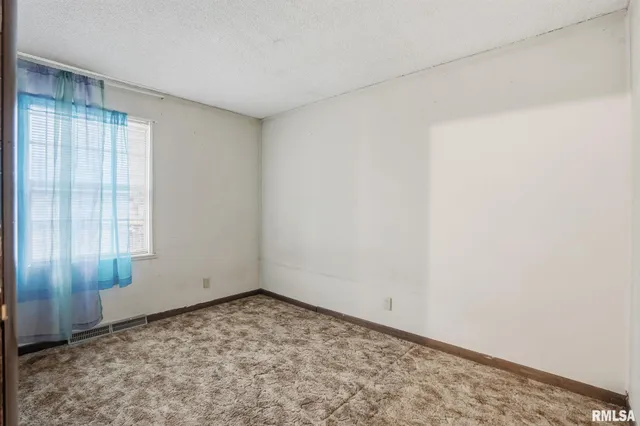 $190,000 | 1495 Glenwood Drive, Le Claire, IA 52753