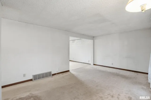 $190,000 | 1495 Glenwood Drive, Le Claire, IA 52753