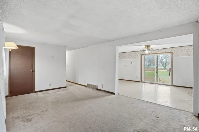 $190,000 | 1495 Glenwood Drive, Le Claire, IA 52753