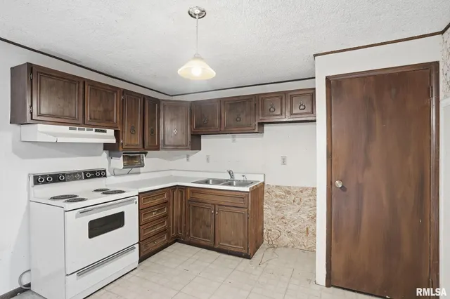 $190,000 | 1495 Glenwood Drive, Le Claire, IA 52753