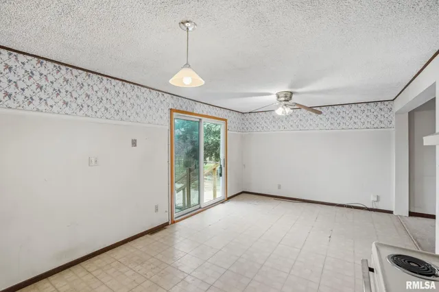 $190,000 | 1495 Glenwood Drive, Le Claire, IA 52753