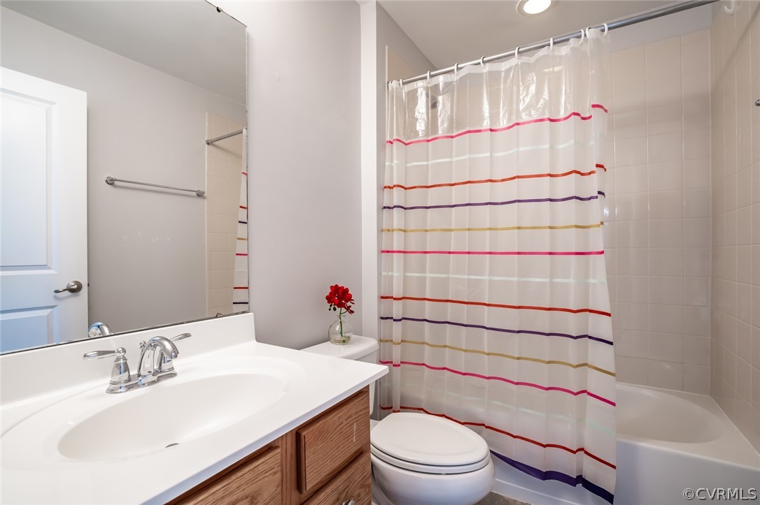 3133 Barnack Road Midlothian, VA 23112 - Photo 20 of 21 Well-appointed Hall Bath with tub / shower combina