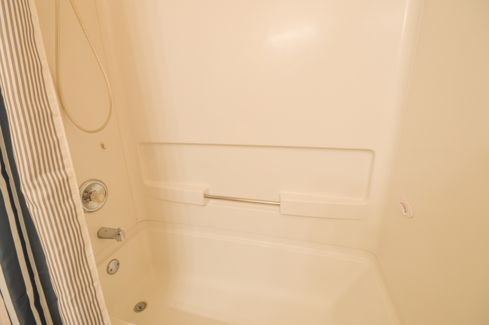 776 River Walk Drive Wheeling, IL 60090 - Photo 18 of 25 a bathroom with a bathtub