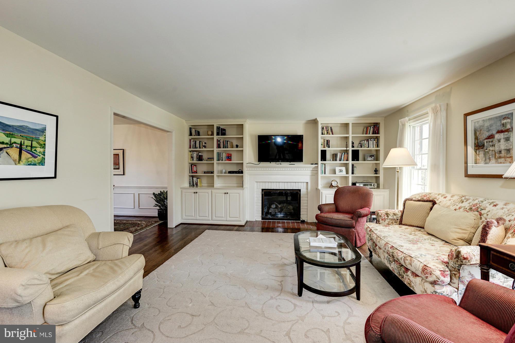 1170 Colonial Road McLean, VA 22101 - Photo 3 of 29 Living Room