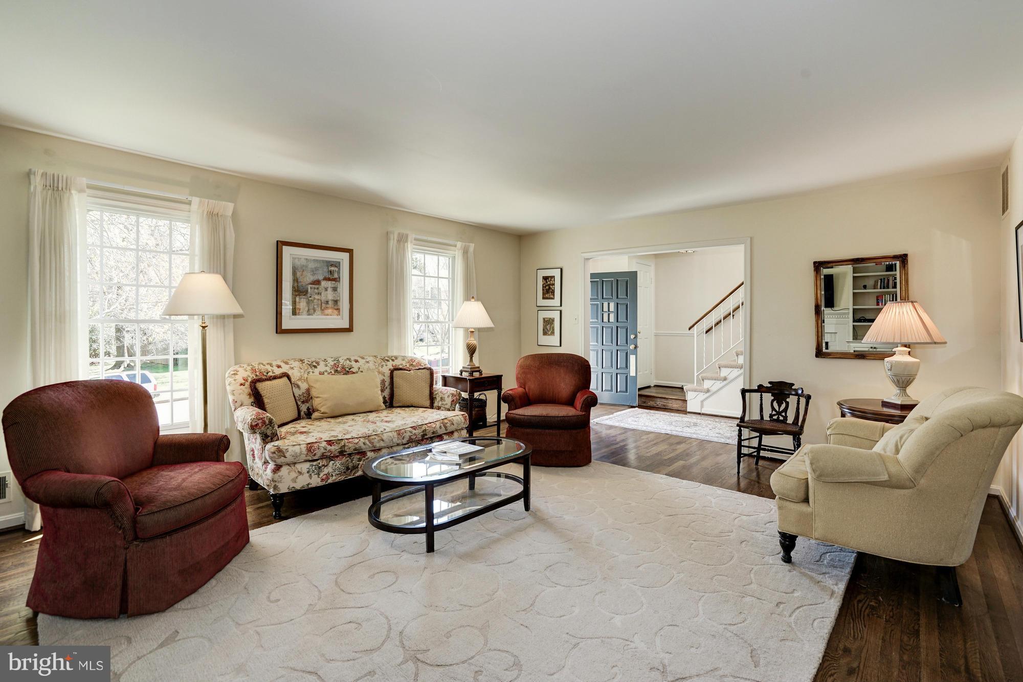 1170 Colonial Road McLean, VA 22101 - Photo 4 of 29 Living Room
