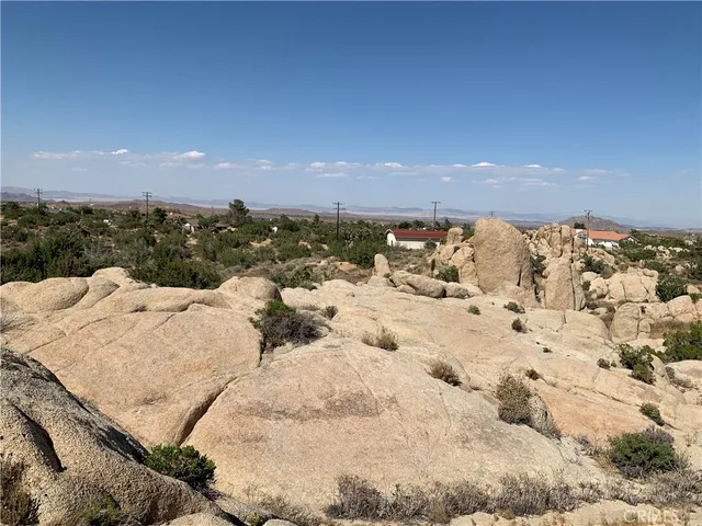 $1,995 | 5345 Carlsbad Avenue, Yucca Valley, CA 92284