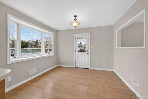 $750,000 | 4072 Maywood Drive, Seaford, NY 11783