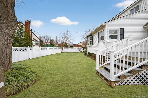 $750,000 | 4072 Maywood Drive, Seaford, NY 11783
