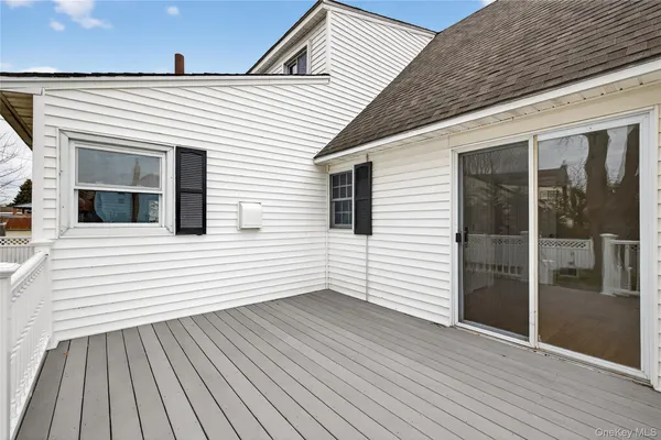 $750,000 | 4072 Maywood Drive, Seaford, NY 11783