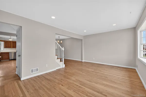$750,000 | 4072 Maywood Drive, Seaford, NY 11783