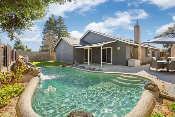 a view of a house with backyard