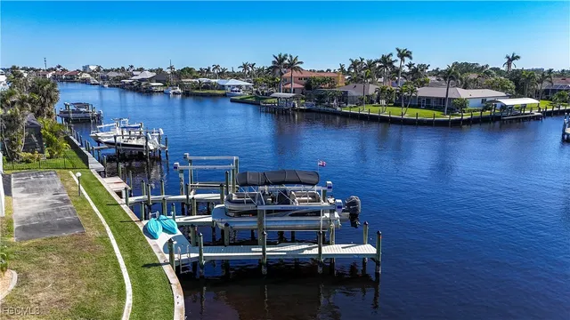 $329,900 | 304 Tudor Drive, Unit 7, Cape Coral, FL 33904