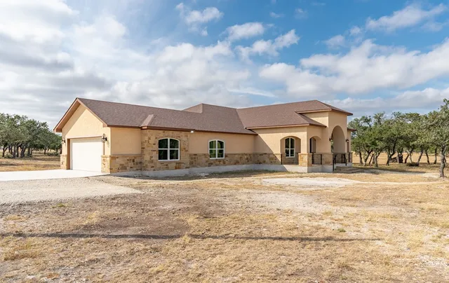 a view of a back yard