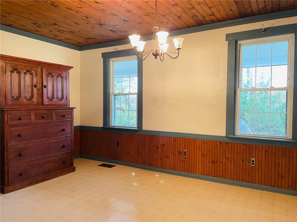 4270 Edinburg Road New Castle, PA 16102 - Photo 8 of 25 an empty room with windows