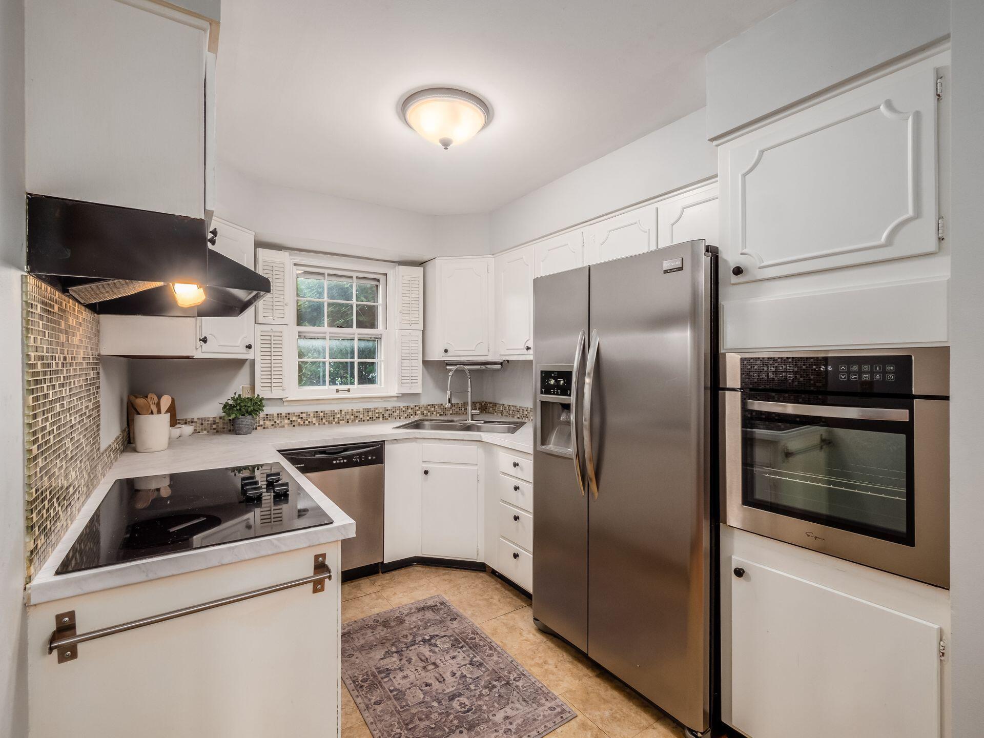 1631 Roxbury Road, Unit A2 Columbus, OH 43212 - Photo 17 of 38 Stainless steel appliances including a smooth top range and built-in oven!