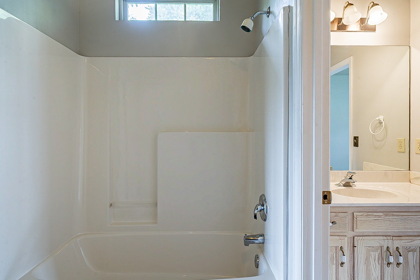 227 Beckwith Road Mount Juliet, TN 37122 - Photo 20 of 34 a bathroom with a bathtub