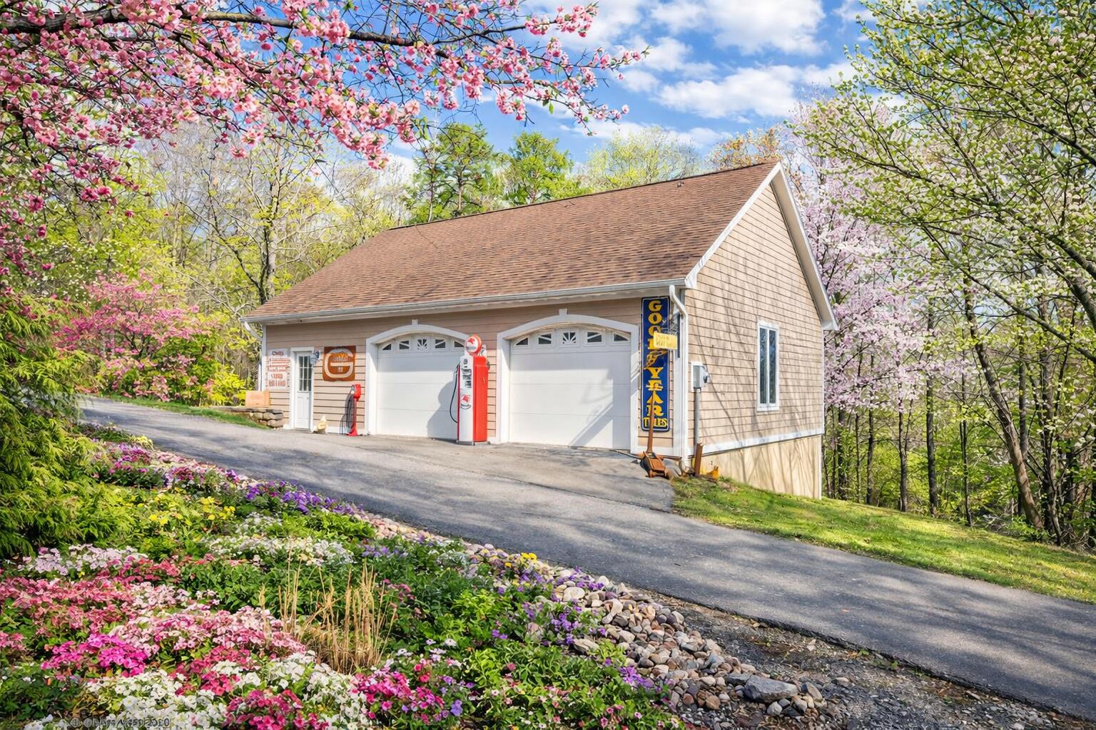 2580 Lakewood Forest Road Moneta, VA 24121 - Photo 13 of 103 a front view of a house with a yard