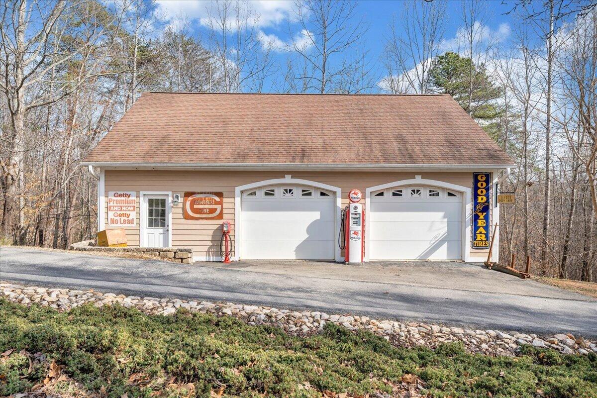2580 Lakewood Forest Road Moneta, VA 24121 - Photo 99 of 103 a front view of a house with a yard