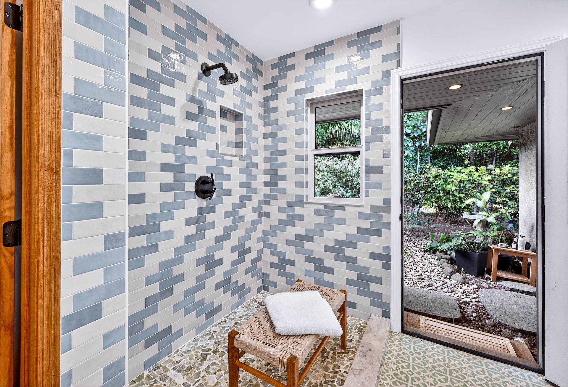 56-2878 Puakea Bay Road Kamuela, HI 96743 - Photo 20 of 25 a bathroom with a toilet and shower