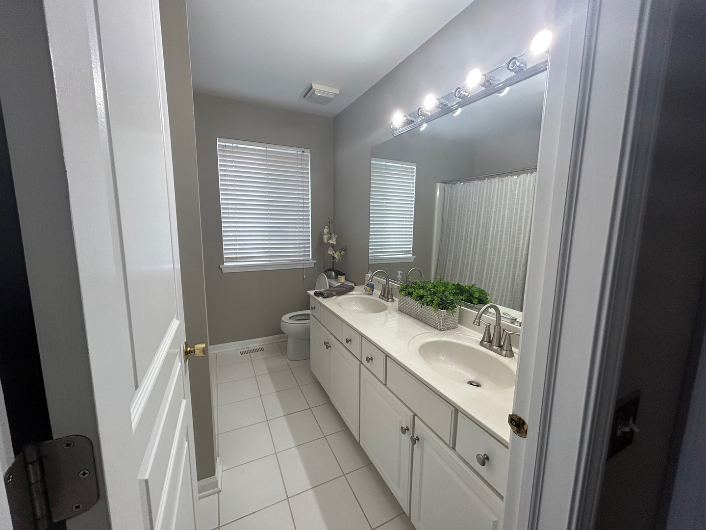1561 Spaulding Road Bartlett, IL 60103 - Photo 22 of 25 a bathroom with a tub sink vanity granite and a mirror