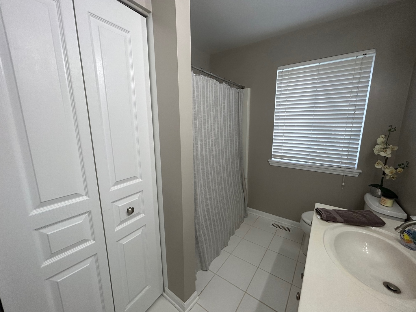 1561 Spaulding Road Bartlett, IL 60103 - Photo 23 of 25 a bathroom with a sink a toilet and tub