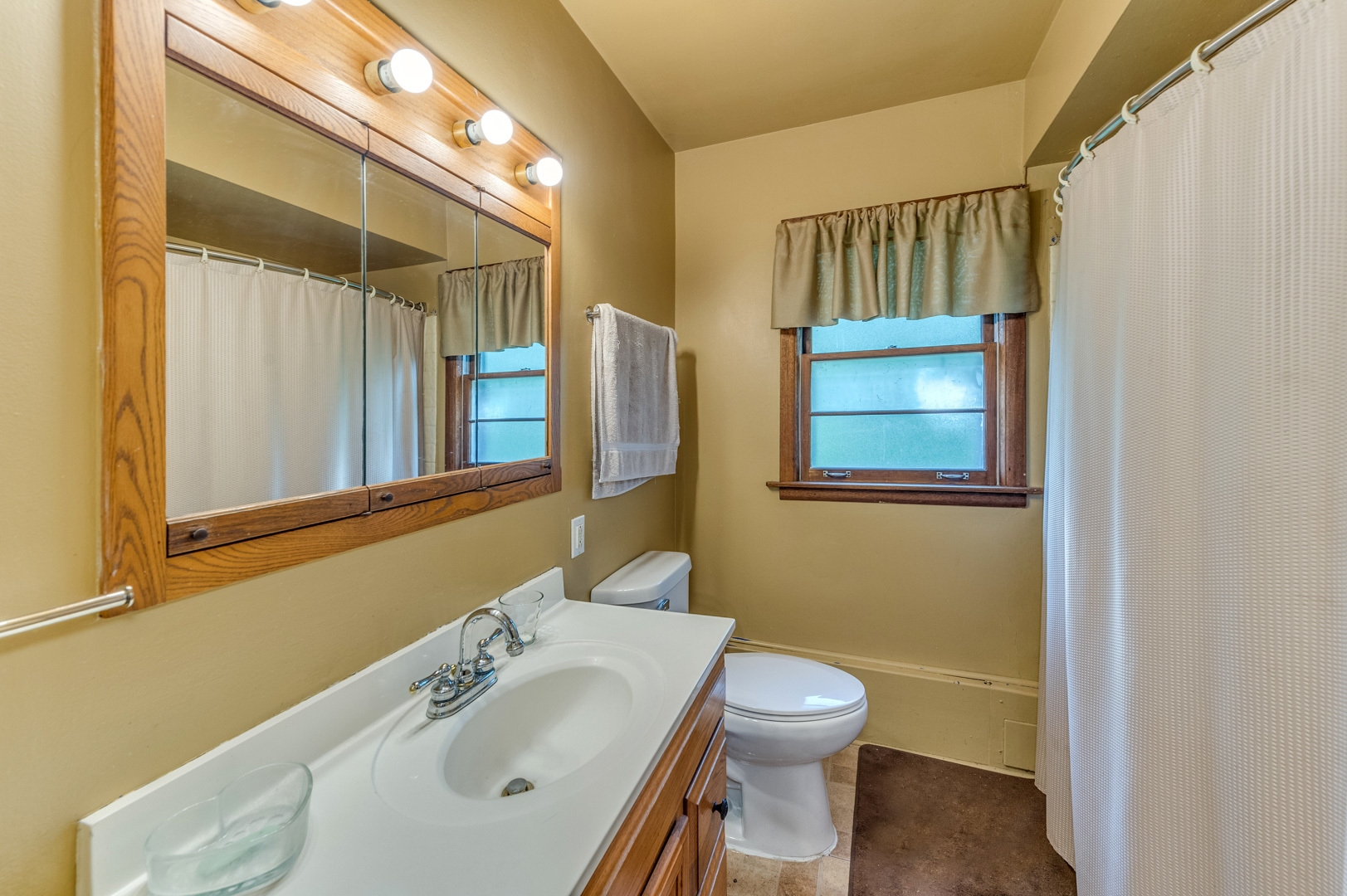 810 Parkside Road Naperville, IL 60540 - Photo 15 of 24 a bathroom with a sink toilet and shower