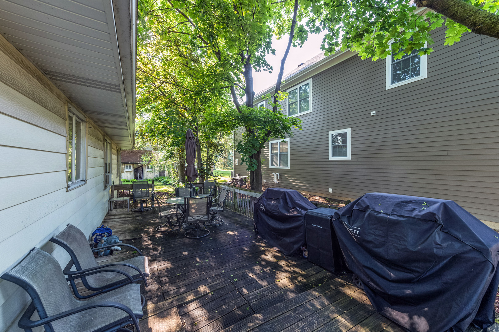 810 Parkside Road Naperville, IL 60540 - Photo 22 of 24 a view of a chairs and table in the back yard of the house