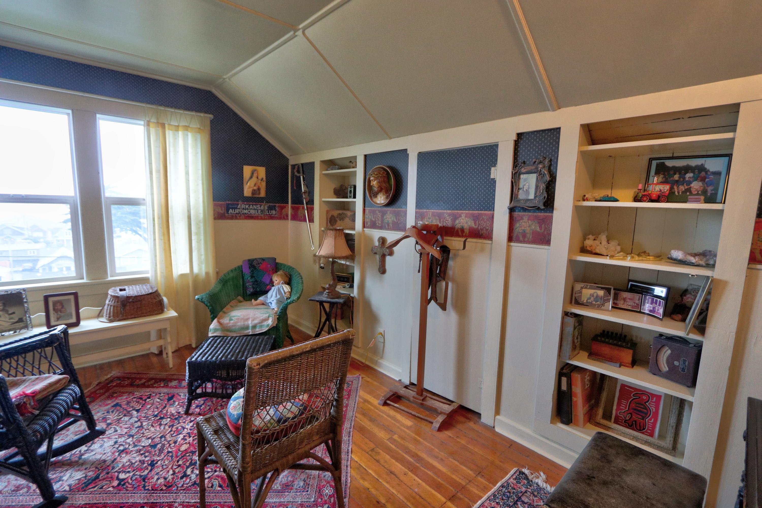 19 Southwest Hurbert Street Newport, OR 97365 - Photo 25 of 51 Sitting room up