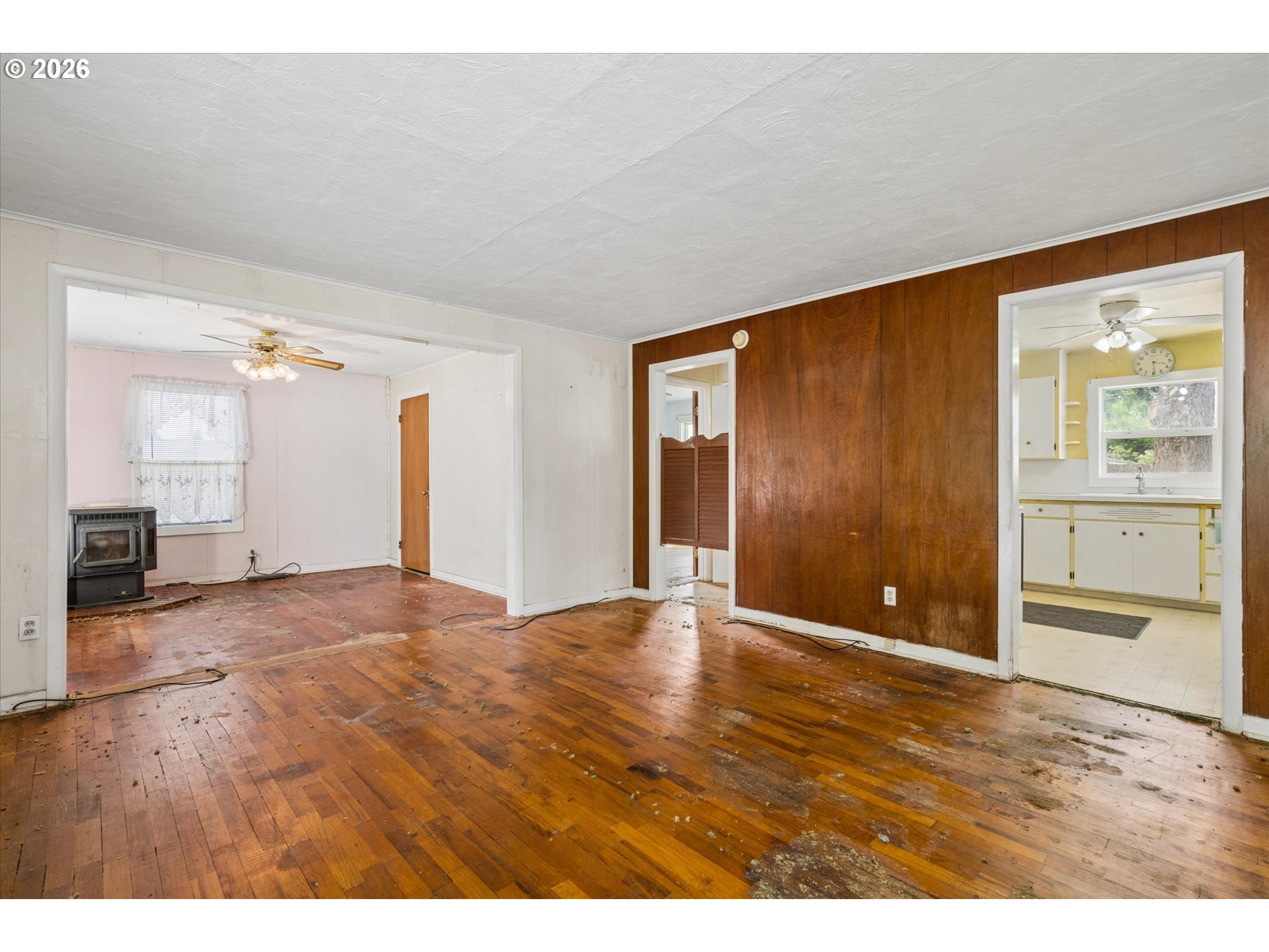 940 West M Street Springfield, OR 97477 - Photo 7 of 32 Living Room
