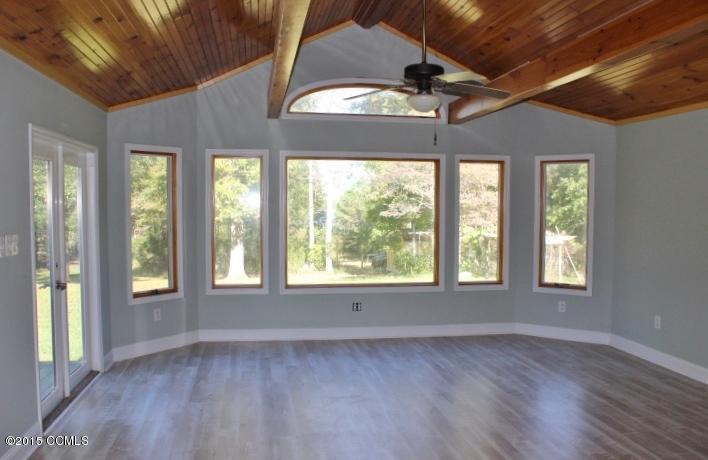 371 Great Neck Landing Road Hubert, NC 28539 - Photo 4 of 25 Living room
