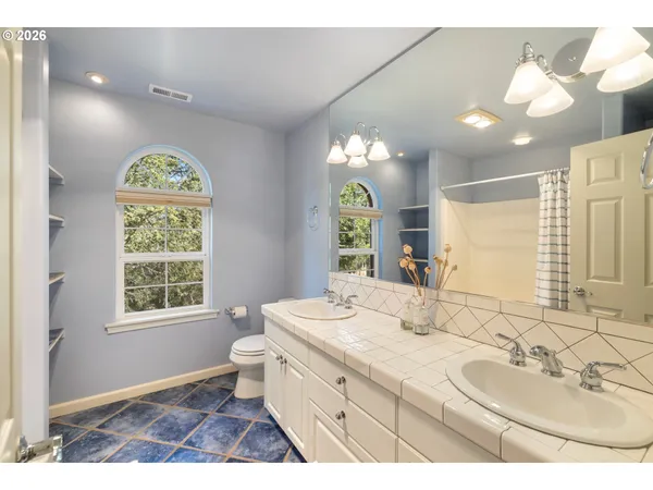 $2,350,000 | 4050 Sylvester Drive, Hood River, OR 97031