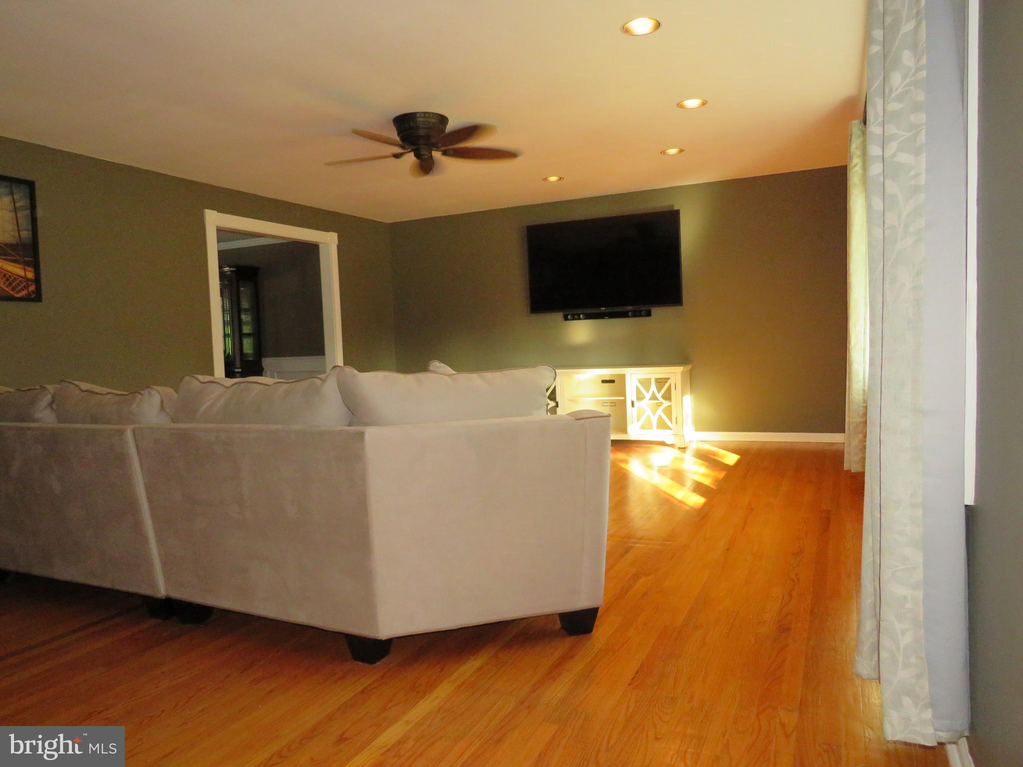 1177 Willard Road Huntingdon Valley, PA 19006 - Photo 5 of 36 Large living room