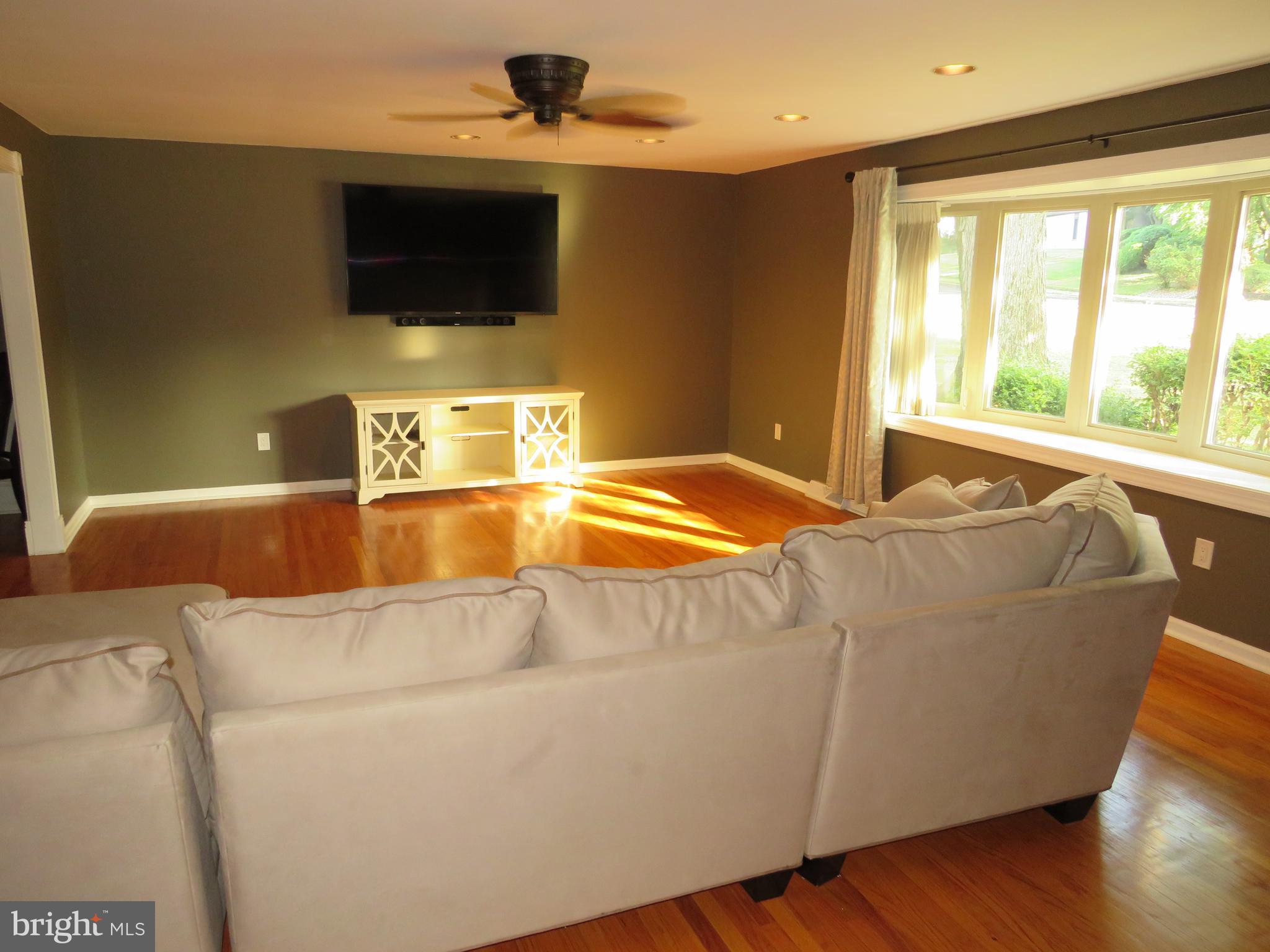 1177 Willard Road Huntingdon Valley, PA 19006 - Photo 7 of 36 Living room