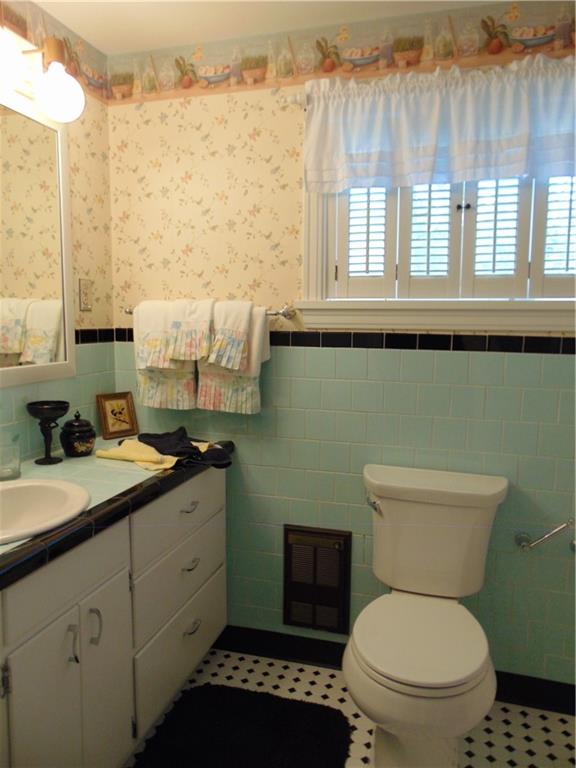 532 Old Waynesburg Road Carmichaels, PA 15320 - Photo 30 of 41 2nd floor full bath