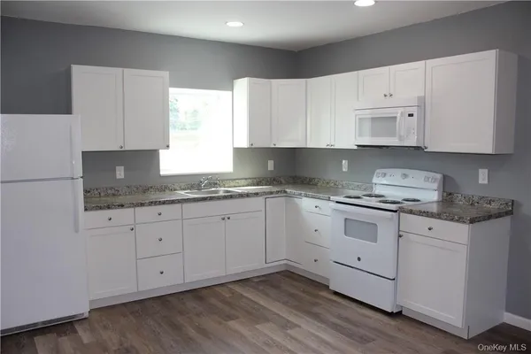 $1,850 | 3144 Rte 9W, Unit 3, New Windsor, NY 12553