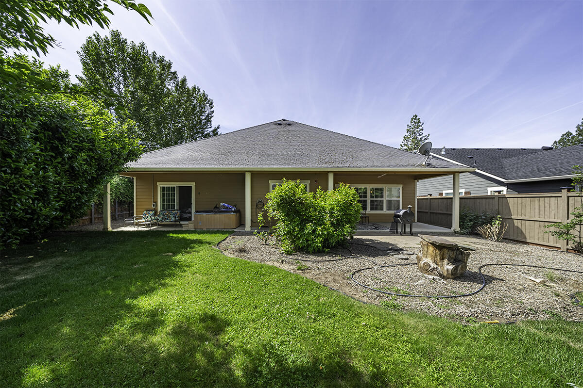 176 Echo Way Eagle Point, OR 97524 - Photo 22 of 26 DSC01314-HDR-Edit