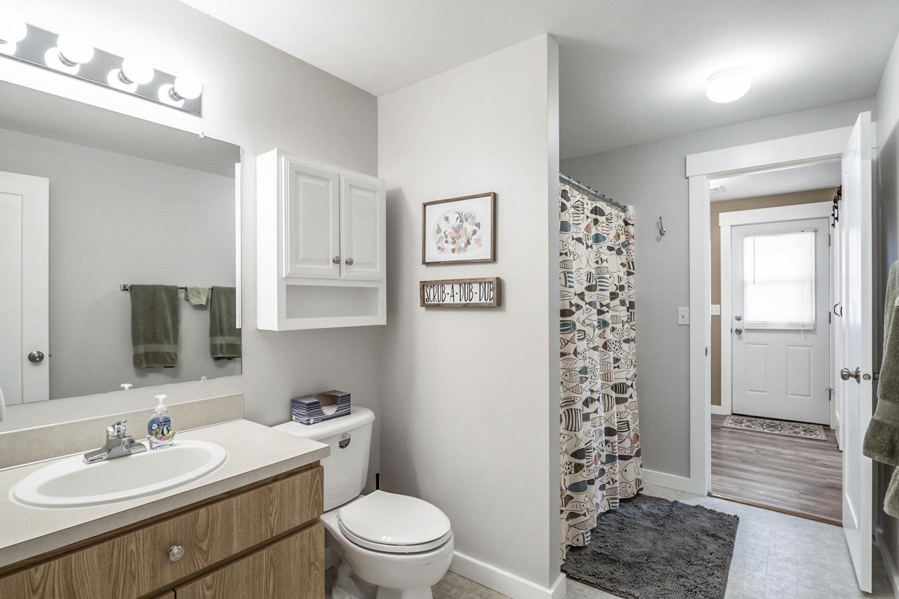 55080 Jackpine Way Bend, OR 97707 - Photo 18 of 39 Hall Bathroom