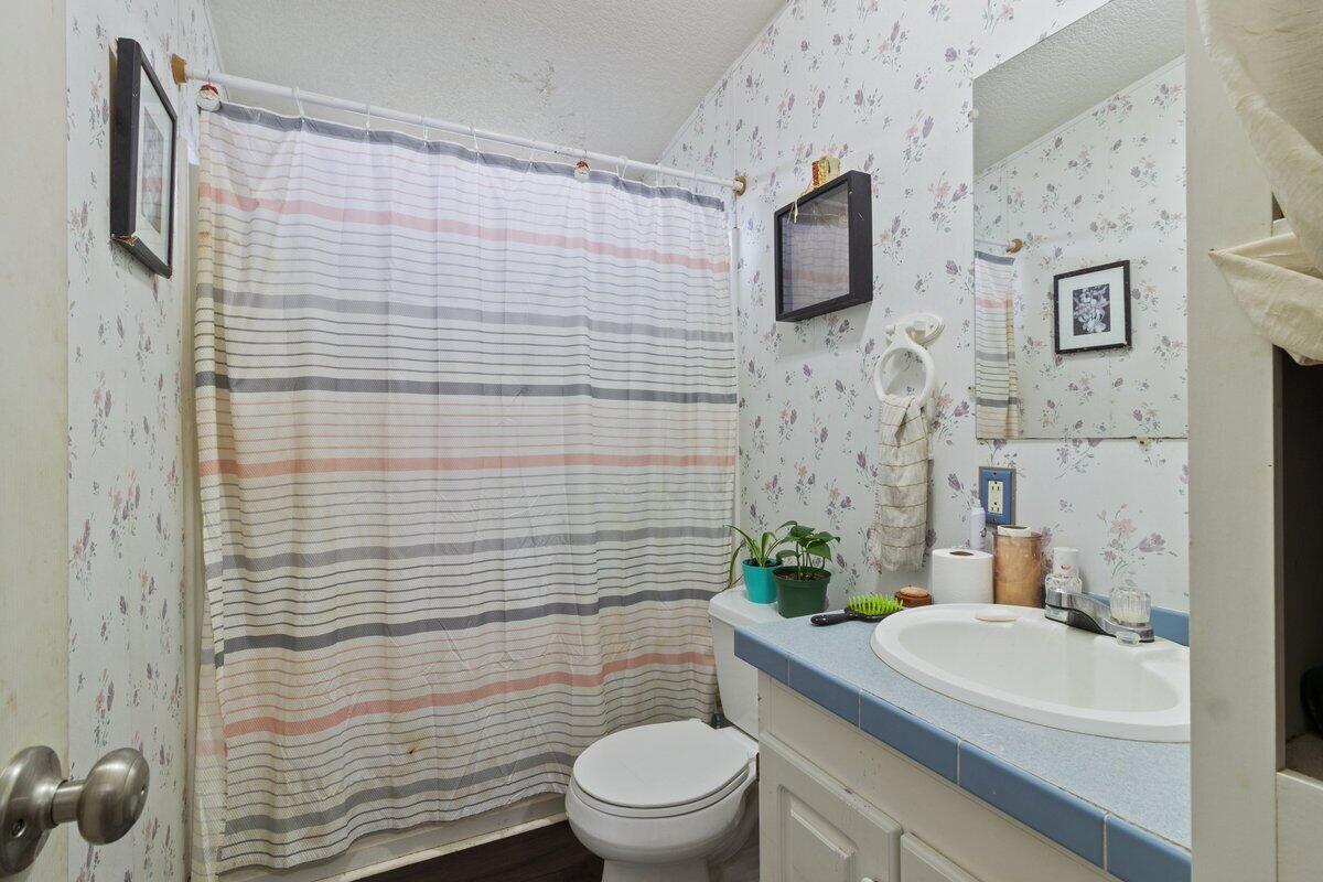 262 Barnes Way Cave Junction, OR 97523 - Photo 19 of 30 Hall bath