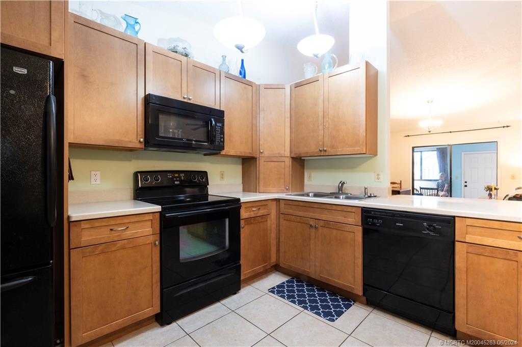 4260 Southeast Boxleaf Place Stuart, FL 34997 - Photo 8 of 31 Kitchen Appliances & Cabinets