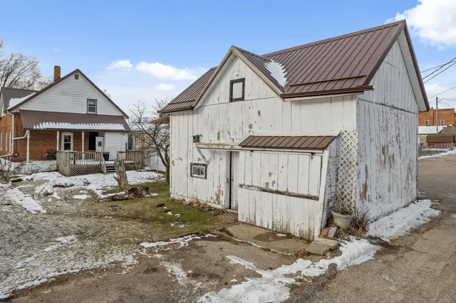 $1 | 104 Center Street, Wonewoc, WI 53968