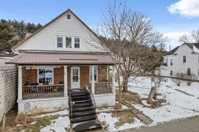 $1 | 104 Center Street, Wonewoc, WI 53968