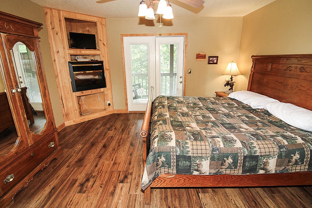 443 Loop Road Gatlinburg, TN 37738 - Photo 32 of 40 a bedroom with a bed and wooden floor